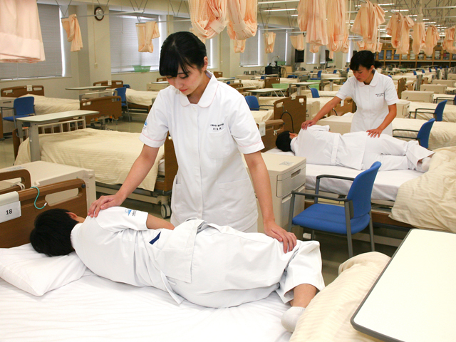 看護学部：2人に対して1ベッド（通常4人に1ベッド）の基盤看護学実習室