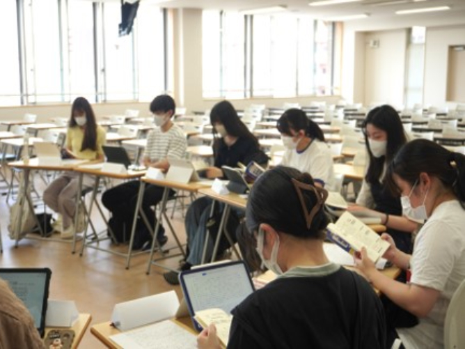 大講義室（4室）・中講義室（4室）：大講義室は144名定員。その他、人数に応じて学べる講義室が大・中・小と揃っています。