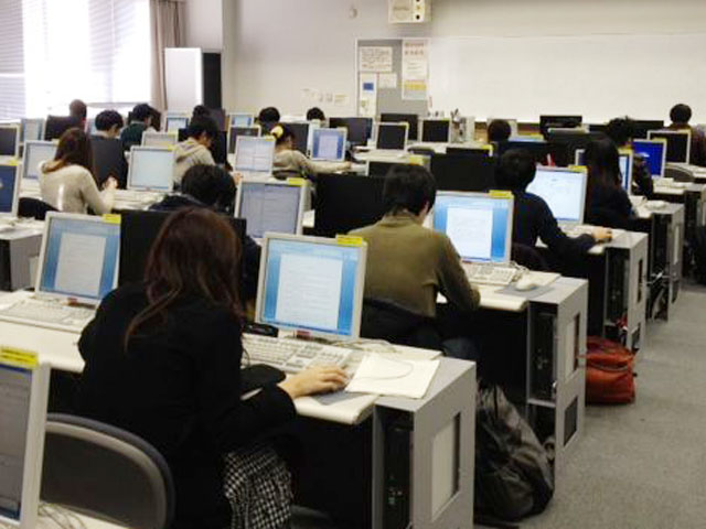 端末室では、情報リテラシーの授業や自習のためのパソコンが120台設置されています。