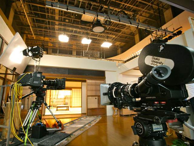 撮影所／和室、洋室のセットが組まれている。主に映像学科生が使用します。