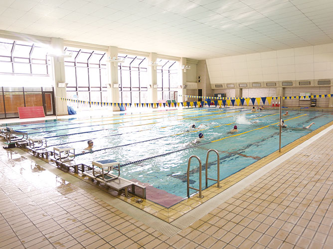 オールシーズン泳げる温水プールがあります。