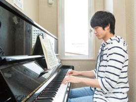 【ピアノ・エレクトーン練習室】個室の練習室が56部屋あり、自由にピアノの練習をすることができます。