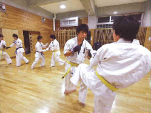 柔道から剣道など格技系のための４階建てのサークル施設「健身館」。3つの武道場、30の部室、ロッカールーム、シャワー室、洗濯スペースなどを完備