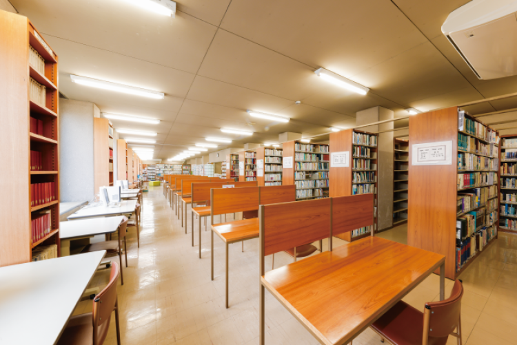 【図書館】約8万5千冊の蔵書や資料、各学科の専門的な図書がそろっています。課題やレポート作成時などに大変役立ちます。