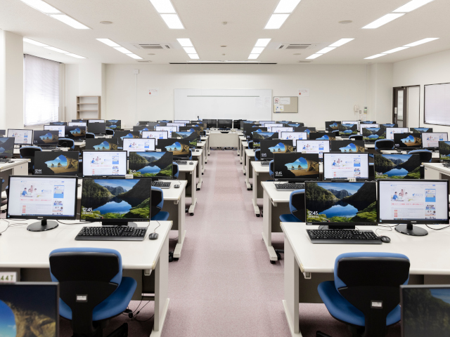 情報センター：基礎練習から専門的な技術演習まで、目的別に使い分けられる教室が4室あり、150台以上のパソコンを設置しています。