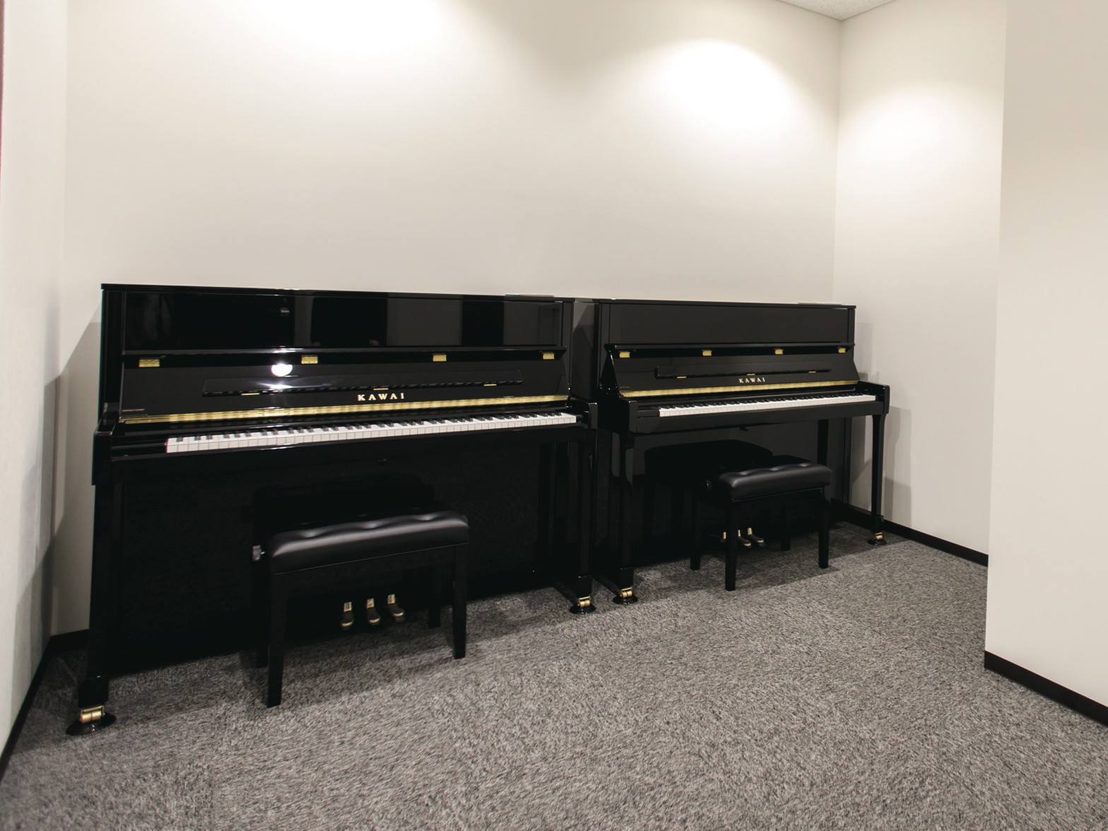 ピアノレッスン室。3つのグループレッスン室と18の個人レッスン室があり、授業の合間に個人練習も可能です。