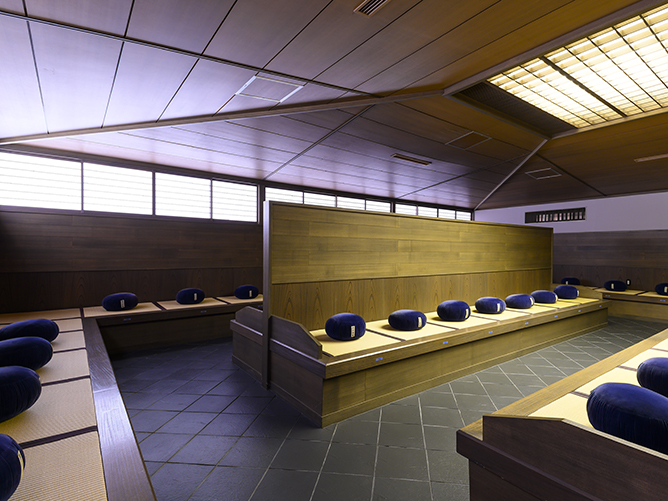 照心館の2階は坐禅堂となっており、「仏教学」の授業で使用します