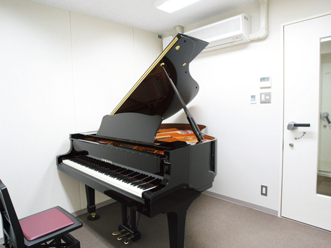 電子ピアノ音楽教室や、グランドピアノを設置した６つのピアノ室は、空き時間に自習で利用することができます。