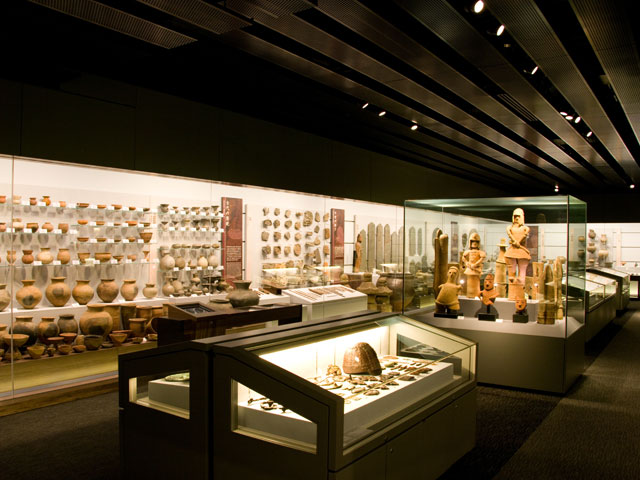 私立大学最大規模の博物館では、多くの貴重史料を収蔵。特別展示や授業での活用なども行われ、歴史に触れることもできます。