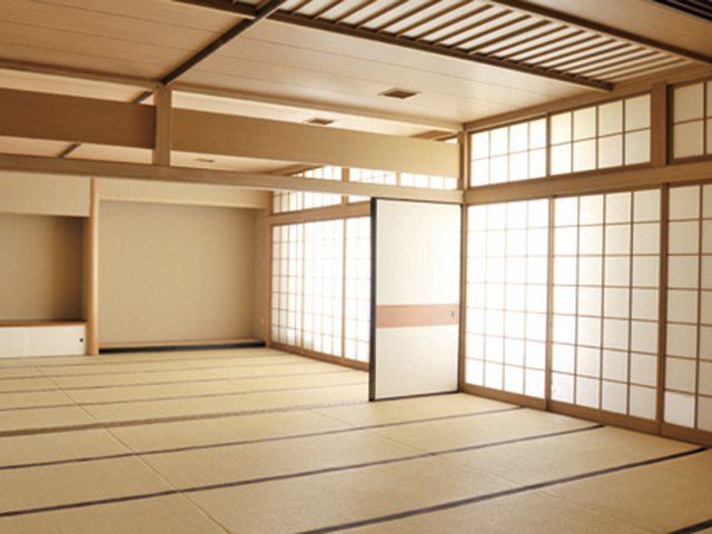 和室「さくら」：茶道や華道の日本文化を体験する和室です。広さは35畳もあります。