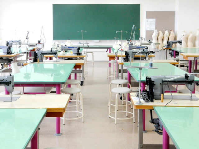 【1号館 アパレル構成室】被服製作に使用する教室です。同タイプの教室が他に数室完備され、実習が多いファッション総合学科で大活躍です。