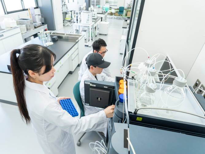 ［食品分析室］ 様々な機器分析を通して、食品の検査・品質管理手法を身につけます。