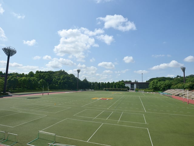 ナイター設備も完備された広大なグラウンド