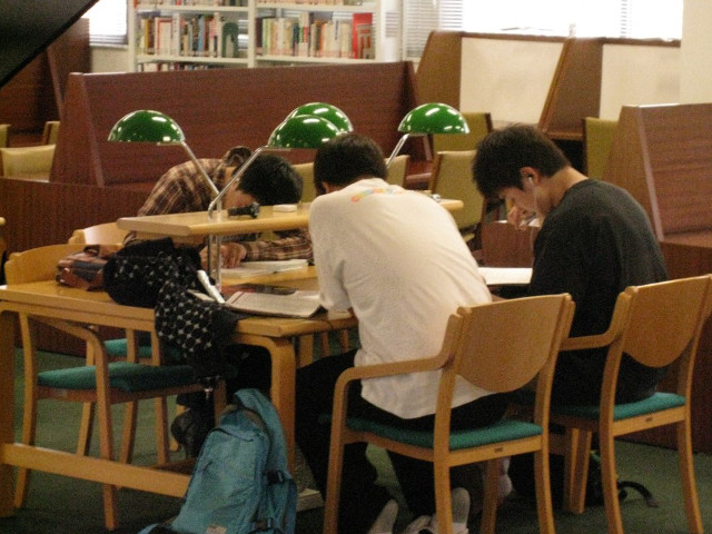 日本経済大学の図書館