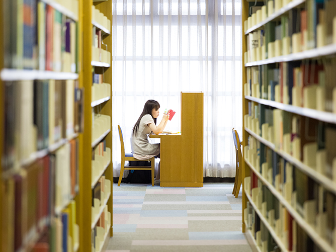 駒沢女子短期大学の図書館