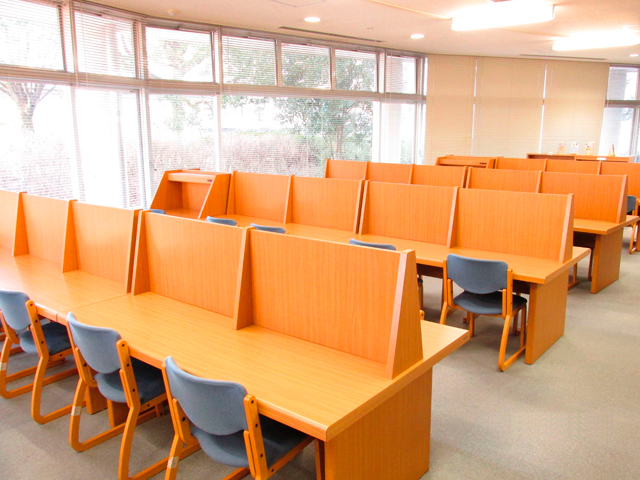 名古屋産業大学の図書館