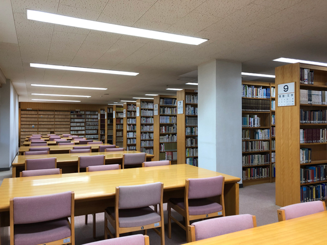 東京立正短期大学の図書館