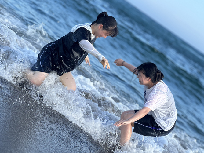 こども学科　海でおおはしゃぎ