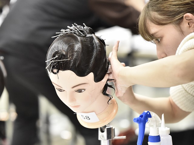 基礎技術大会: 国家試験課題のひとつでもある、オールウェーブの技術を 競う大会です。
