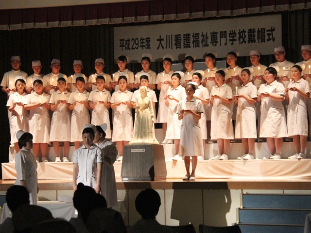 戴帽式:看護学科の学生たちにとっては大きな節目となる厳かな式です。