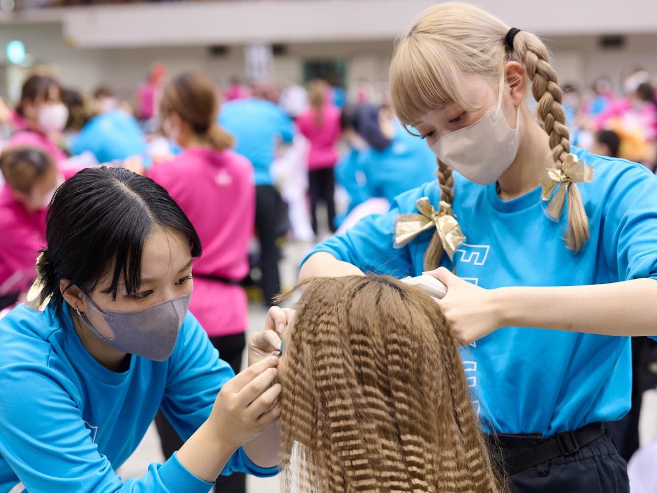 【FUKUBI Beauty Contest】 歴史と伝統のある美容技術大会。福岡校・北九州校の全学生900名が本気で競い合う熱い大会です。 