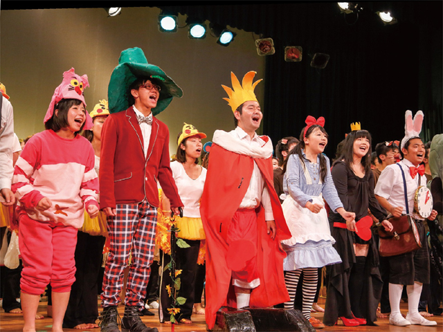 【保育発表会(保育士分野)】衣装や小道具作成、音楽も自分達でアレンジし2年間の集大成として取り組みます。こどもたちも喜んでくれ、クラスの絆も更に深まりました。