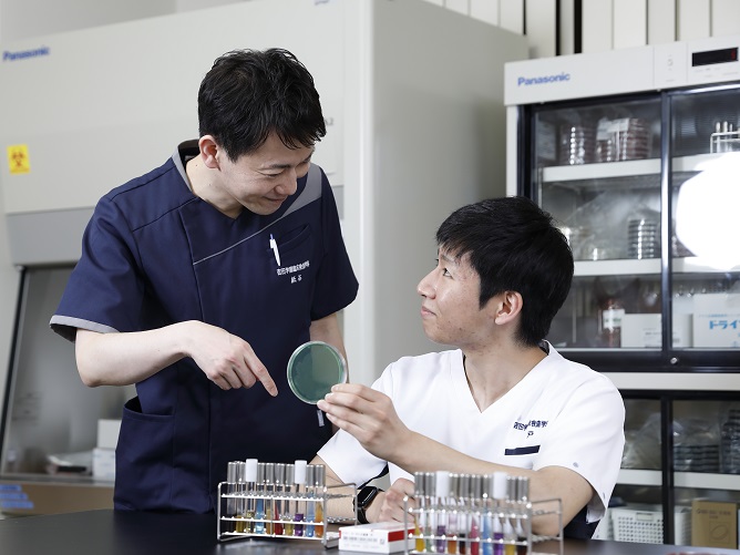 臨床検査学科では1・2年次に血液センター、検査センター、病院などの見学実習を行い臨地実習前に、自分の将来像を描きます。