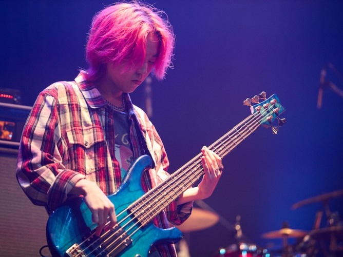 定期公演をはじめとした学内ライブや校外イベントに参加し、ライブパフォーマンス力を磨きます。
