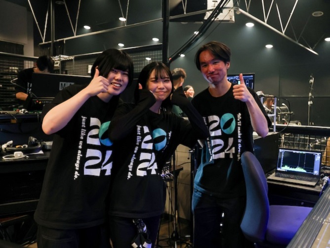 定期公演は、すべて自分たちの手で作り上げるステージ。大観衆を目の当たりにする感動。強まる絆とチームワーク。