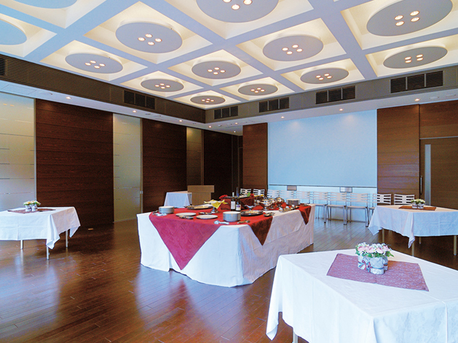 2階宴集会教室「ロイヤル」：宴会・レストランのサービス実習や模擬披露宴の演習を行います。