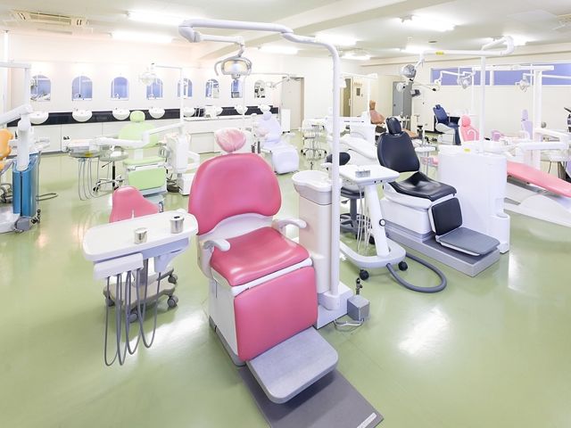 模擬診療室：医療現場の雰囲気を経験できる実習室です。即戦力となれる様にノウハウを習得します。
