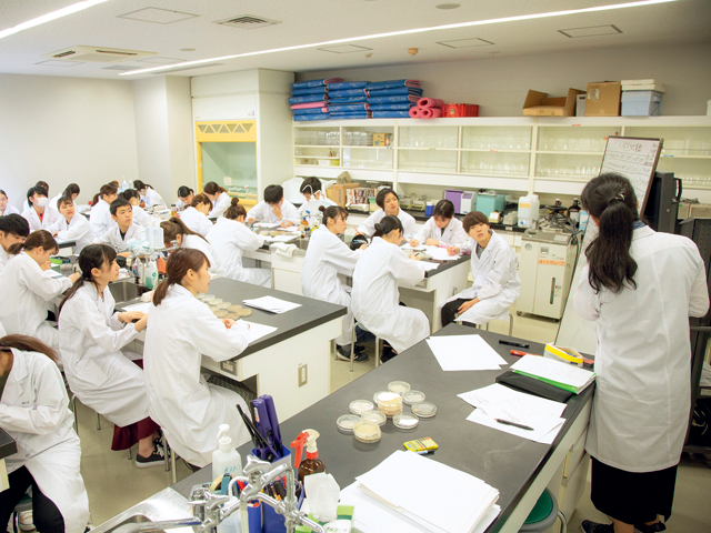 専門設備・機械を使って微生物の実験などを行う実験室2。