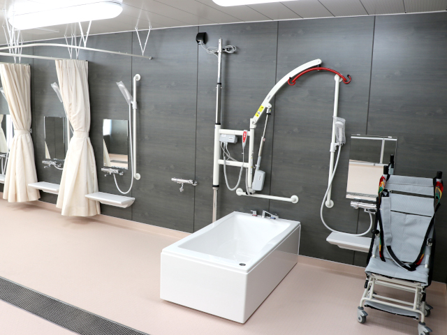 【入浴実習室】在宅での介護を想定した家庭浴槽などで、実践的な入浴介助の実習を行います。