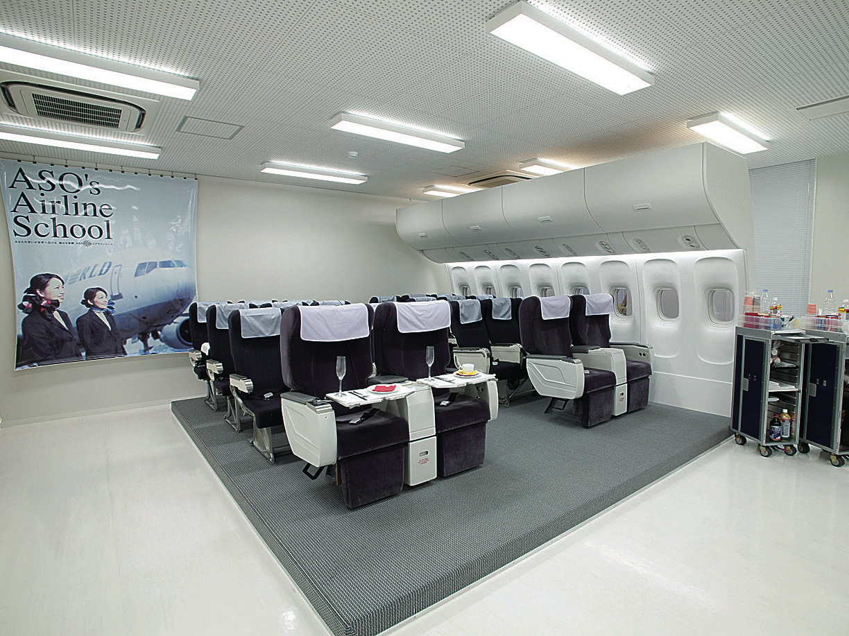 【エアライン実習室】全日空(ANA)で実際に使われていた航空機内の客室を設置。ミールサービスやドリンクサービスといった客室乗務員が行う機内サービスの実習を行います。