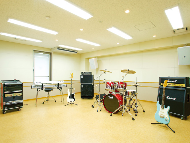 サウンドメイキングルーム：様々な種類のアンプを設置。リハーサルスタジオやライブハウスのアンプにも対応できるようになるため音作りの基礎が身につけられます。