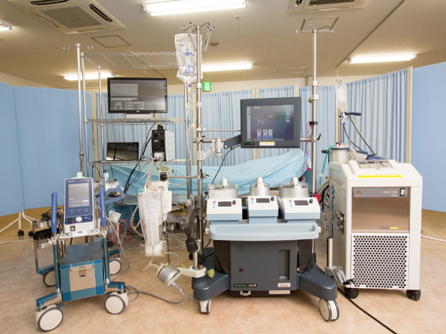 【臨床工学科　人工心肺装置】最新機器を1台と、汎用性の高い機器を1台導入しています。