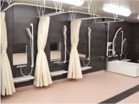 【入浴実習室】在宅での介護を想定した家庭浴槽などで、実践的な入浴介助の実習を行います。