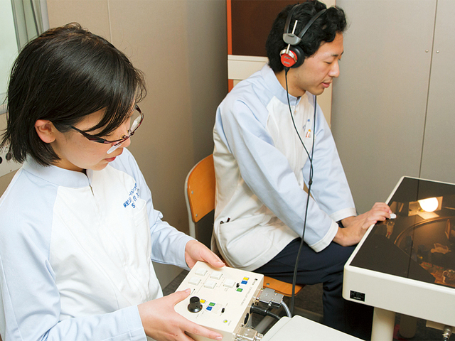 音声・聴覚検査室。外界の騒音を完全に遮断し、発声や発語、聴覚などを観察しながら、分析・検査する最先端のシステムを導入しています。