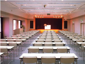 【大ホール（ビュウホール）】最上階の１１階にあり、見晴らしは最高！音響・照明設備を備えた150名収容のホールです。授業をはじめ、イベントや講演会で使用します。