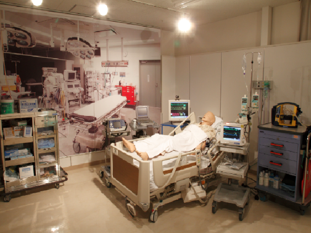 【救急救命学科　シミュレーションセンター】一般病棟、救急外来、集中治療室を再現。また、救急救命処置を練習する高機能シミュレータを設置。