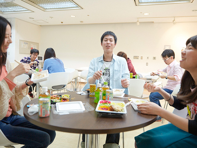 学生ラウンジ:生徒の憩いの場!みんなの笑い声が絶えません