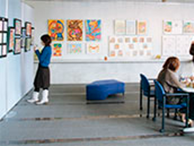1号館1F:ギャラリースペース「リップル」/スーパーアドバイザーの作品展示もあります。