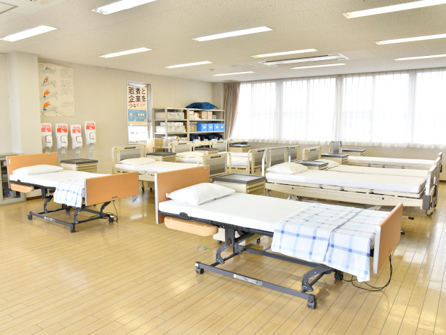 【介護実習室】介護技術を習得するメインの教室。移動・移乗における介護技術、喀痰演習を学びます。