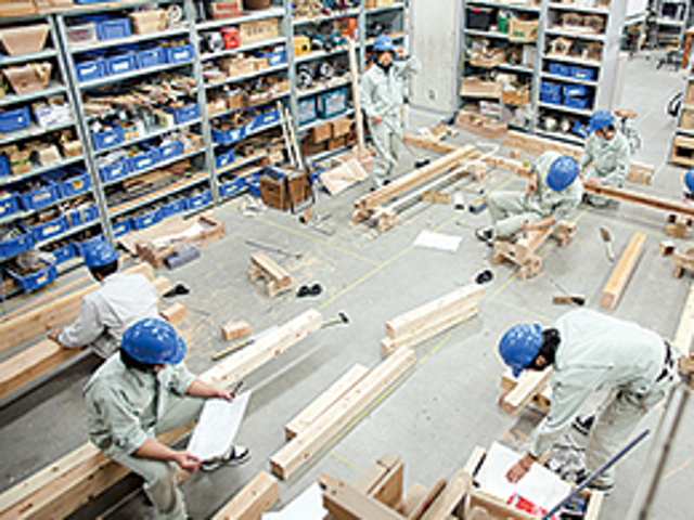 ●実験実習室/セメントや砂利、鉄筋など実際の建築資材に触れる実習を行う実験室。ノミやカンナ、電動工具など、さまざまな大工道具も揃っています。