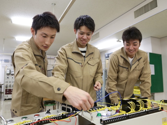 【制御実験室・電子実験室】シーケンス制御の基礎について、実際に回路を組み立て、動作確認することで理解を深めます。