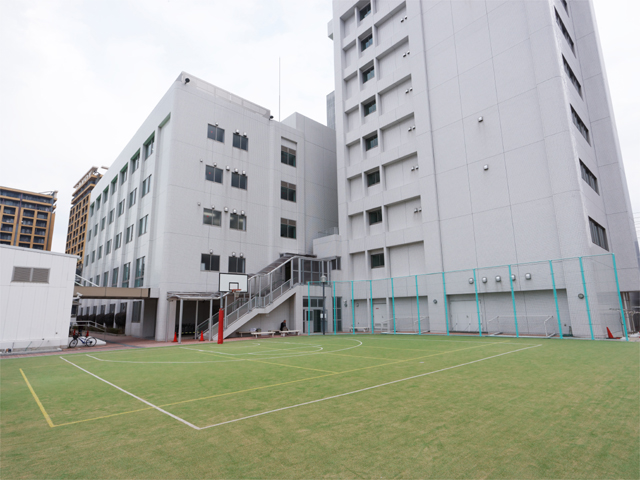 平成23年に多機能を揃えた新校舎を増設。図書室やくつろぎのスペース、トレーニングルームなど学生生活を有意義なものにしてくれるさまざまな施設や設備が整っています。