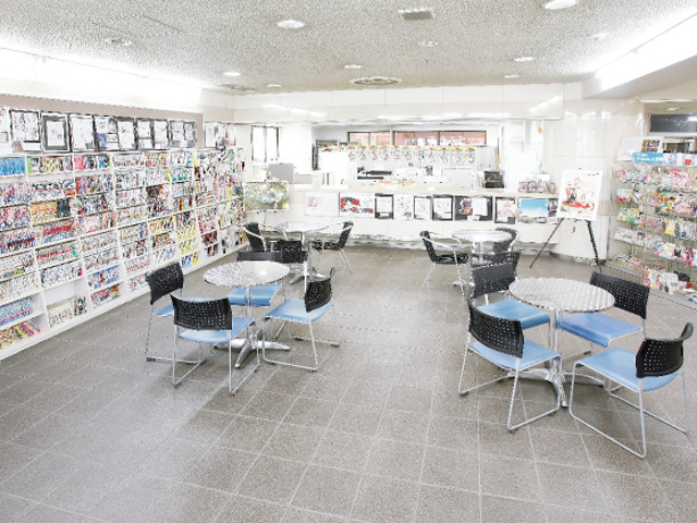 ニチデに入るとすぐ広がる空間「エントランスホール」。左手には1000冊を優に超える「ニチデマンガ図書館」があり、資料として活用が可能です。