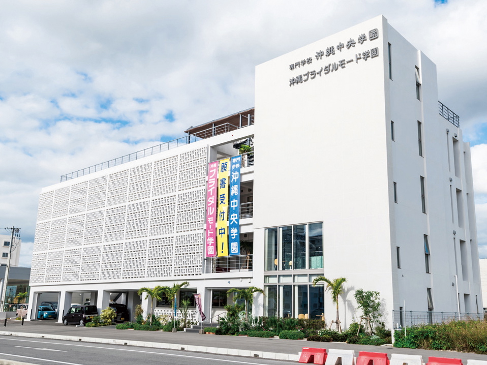 2016年春完成の校舎は北谷美浜の観覧車からほど近くの場所。遊びにもバイトにも絶好の環境!