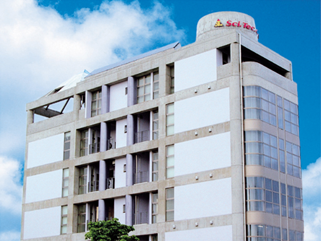 本校は、美術館やギャラリー等の文化施設、広告会社に新聞社といった商業企業にショッピングモール、緑地公園などが複合的に集まった「新都心」にあります。