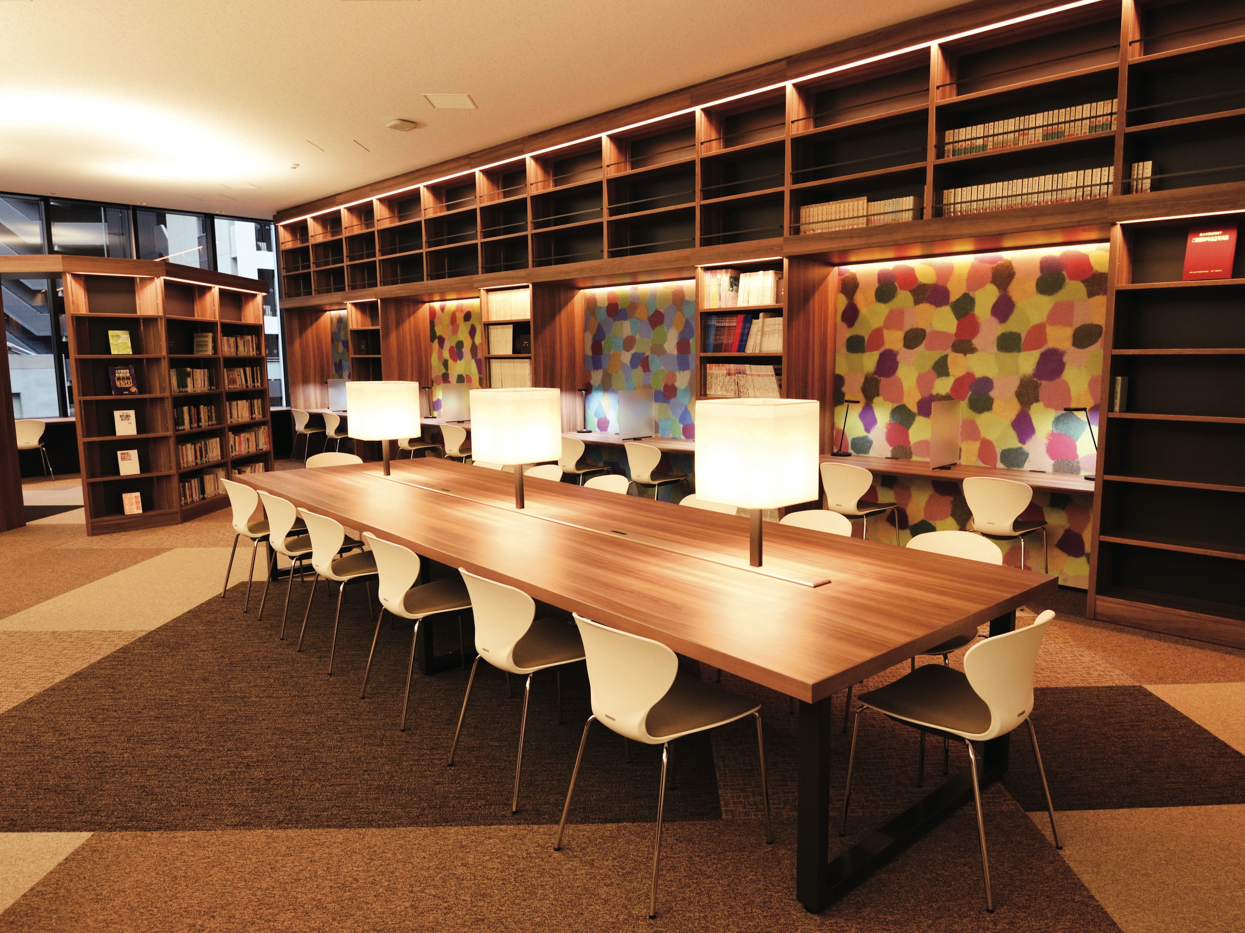 【総合図書館】福岡キャンパスの学生が共通で利用できる図書館。放課後は、読書や自習を行う多くの学生たちが活用しています。